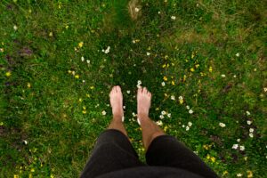 Gambe gonfie in estate: perché succede e 3 cose che possono aiutare davvero